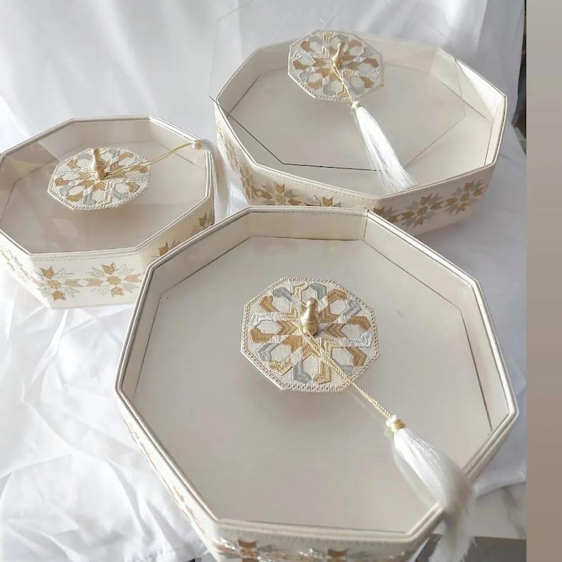 Coffret cadeau haut de gamme pour fruits secs, chocolats et gourmandises Ce coffret cadeau fait main, d’inspiration artisanale marocaine, est parfait pour offrir des chocolats ou fruits secs. Il convient aux cadeaux d’entreprise, aux occasions spéciales ou comme présent de Noël.
