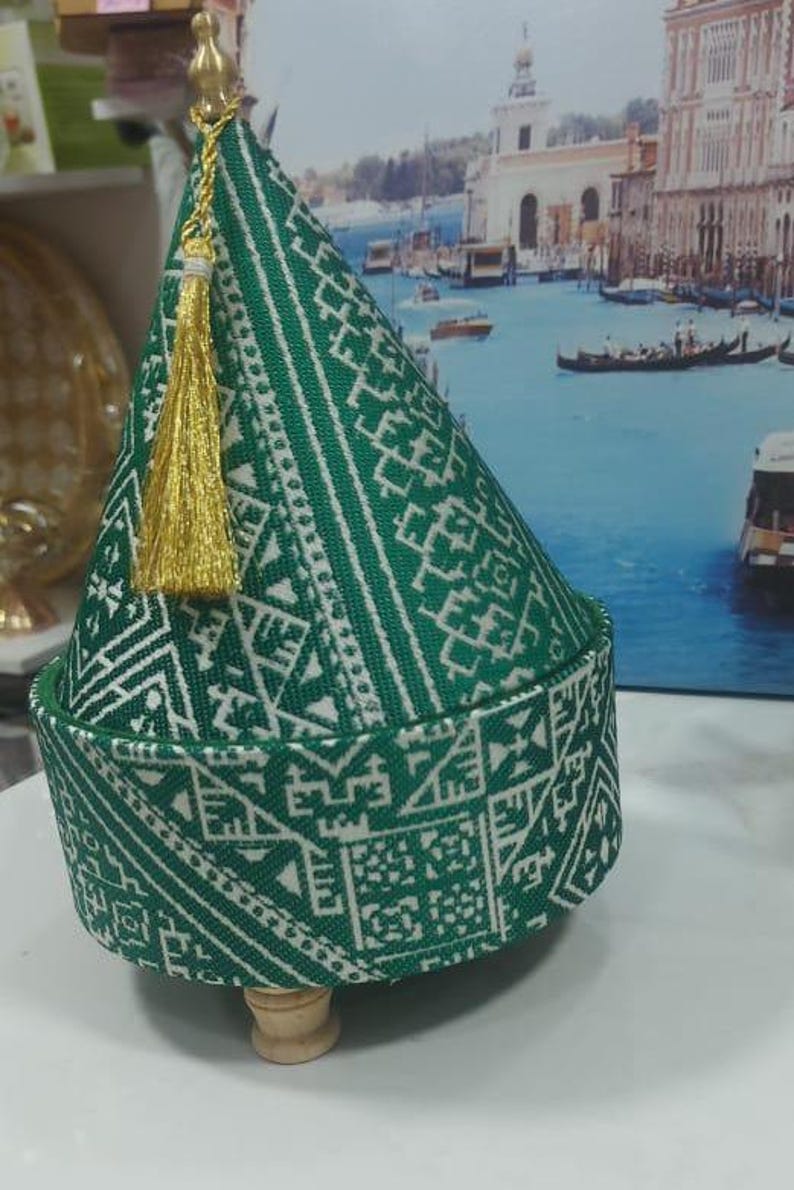 Coffrets cadeaux artisanat marocain en motifs traditionnels rouge, noir et doré.