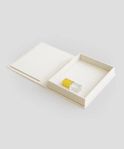 Boîte souvenir personnalisée en lin beige avec clé USB or