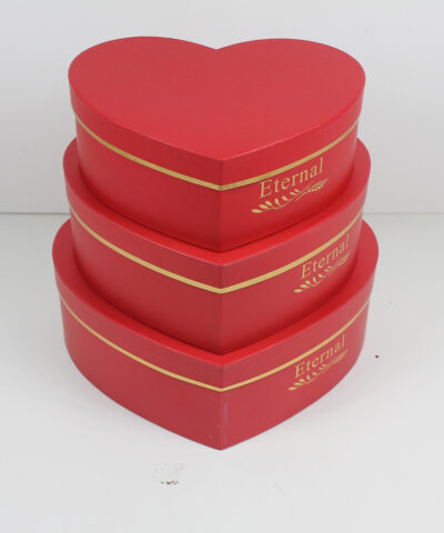 Coffret cadeau d'amour Coffret cadeau Saint-Valentin femme avec roses et chocolats en forme de cœur.