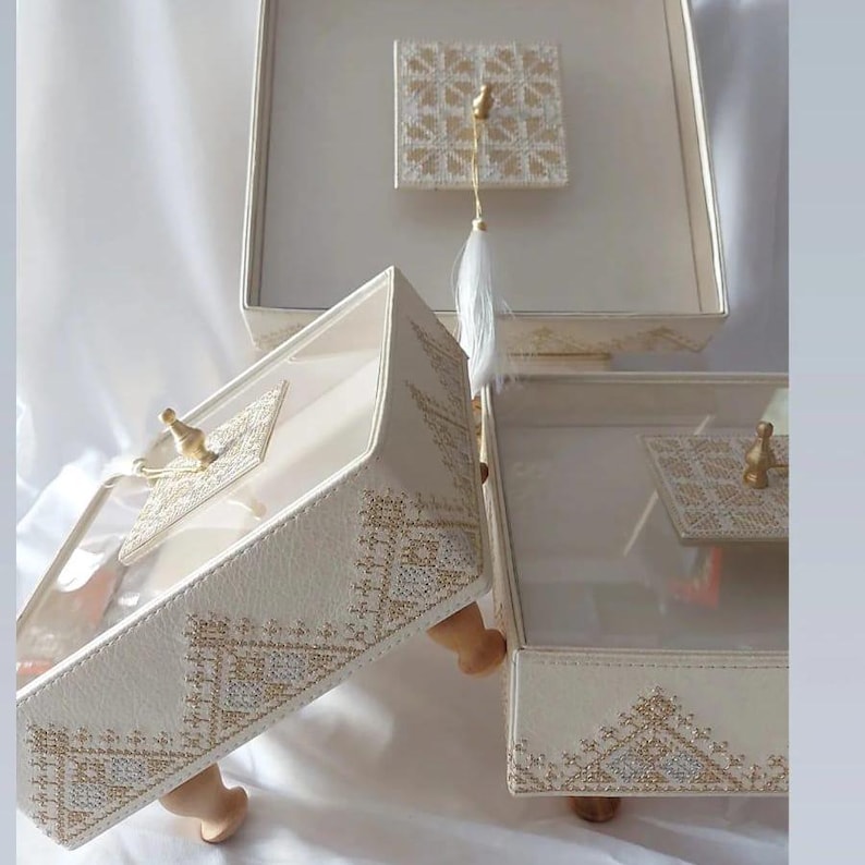 Boîte cadeau artisanale marocaine pour Noël, anniversaire et entreprises Un coffret marocain luxueux, idéal pour contenir des fruits secs, chocolats ou autres gourmandises. Fait main avec un design élégant pour des cadeaux de Noël, anniversaires ou d’entreprise.
