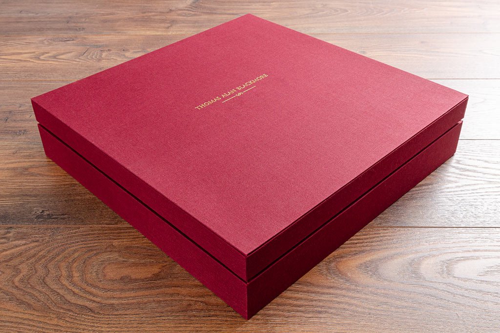 Fournisseur coffret packaging de luxe rouge pour boîtes cadeaux personnalisées en tissu.