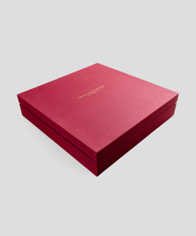 Fournisseur coffret packaging de luxe rouge pour boîtes cadeaux personnalisées en tissu.