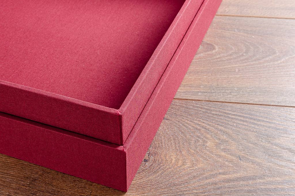 Grossiste boite cadeau et fournisseur de boite a bijoux : coffret de luxe rouge avec couvercle ajusté.