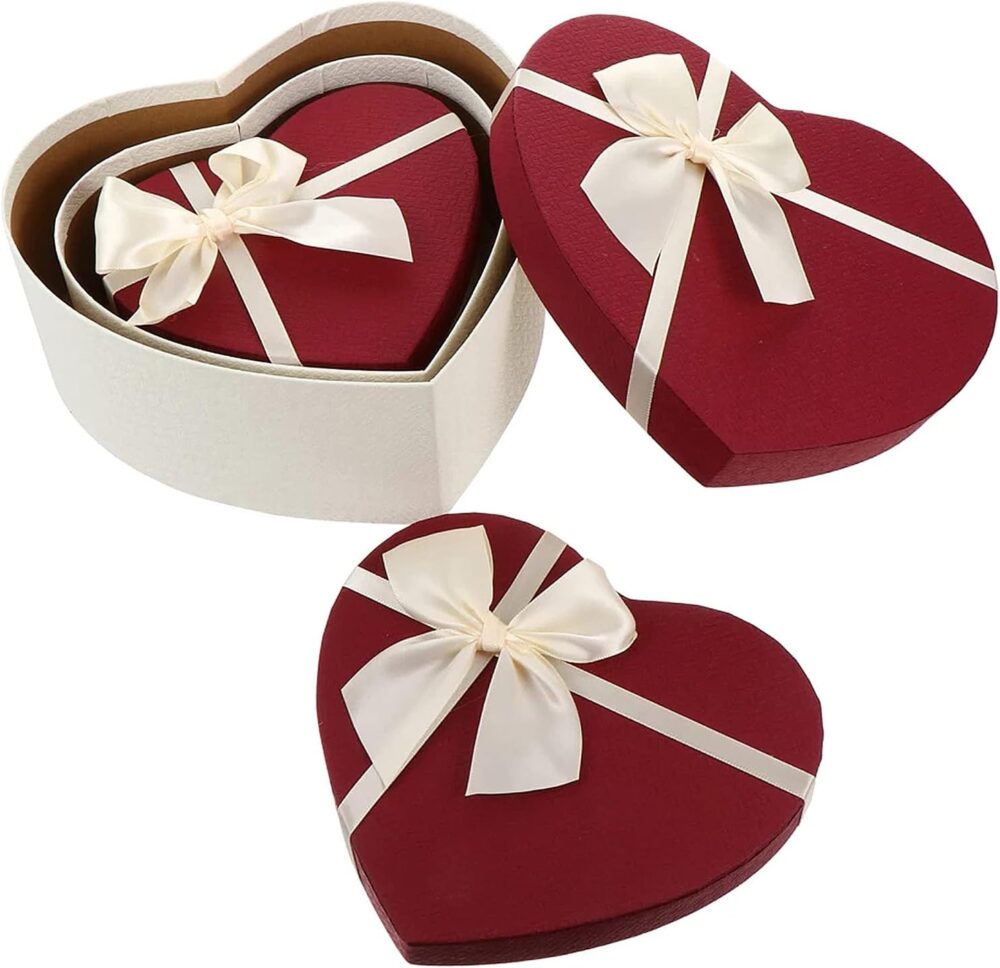 Boîte cadeau vide en forme de cœur pour personnalisation romantique.