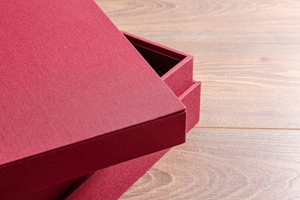 Fournisseur coffret packaging rigide luxe rouge pour événements spéciaux et collections.