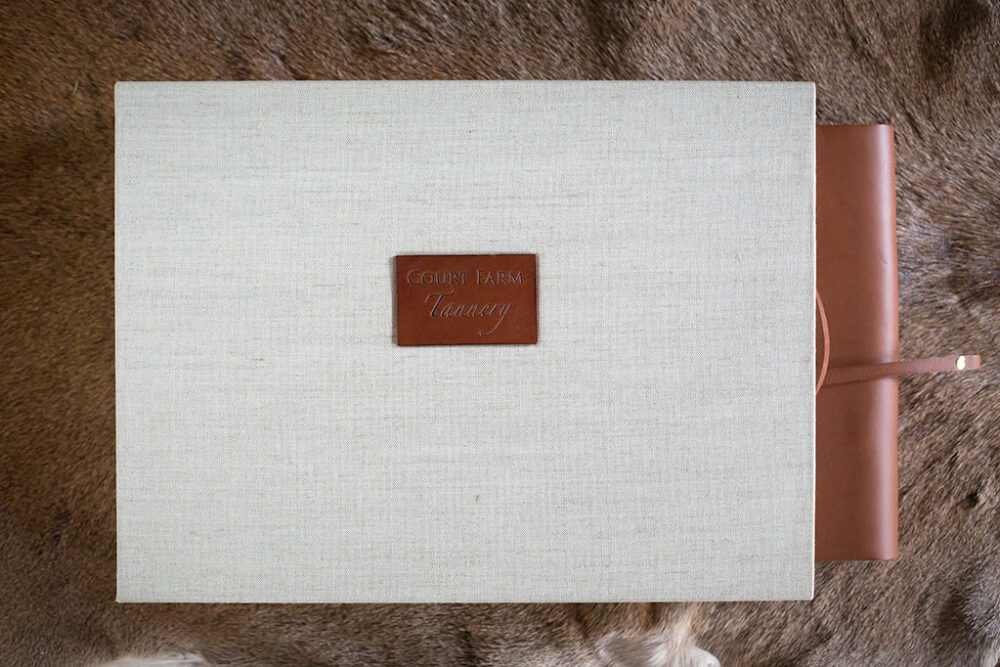 Coffret cadeau personnalisé en cuir avec tiroirs et album photo intégré