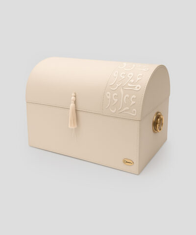 Coffret artisanal brodé , coffret cadeau personnalisée en cuir pour Marques et Événements B2B avec calligraphie arabe, Un coffret luxe conçu pour offrir des souvenirs dans un style unique.