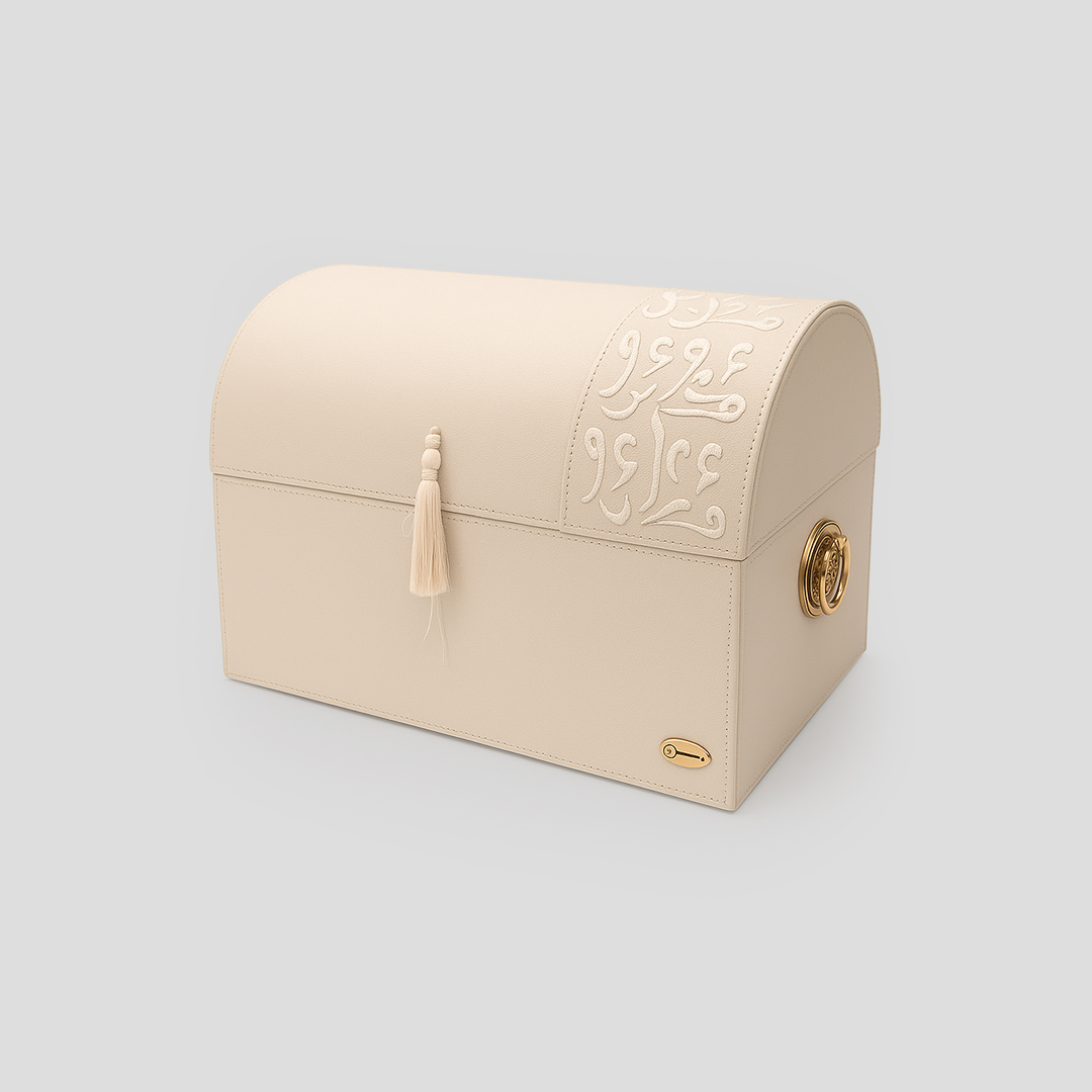 Coffret artisanal brodé , coffret cadeau personnalisée en cuir pour Marques et Événements B2B avec calligraphie arabe, Un coffret luxe conçu pour offrir des souvenirs dans un style unique.