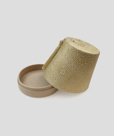 Coffret Gourmand Artisanal Coffret tarbouch marocain artisanal doré avec motifs traditionnels.