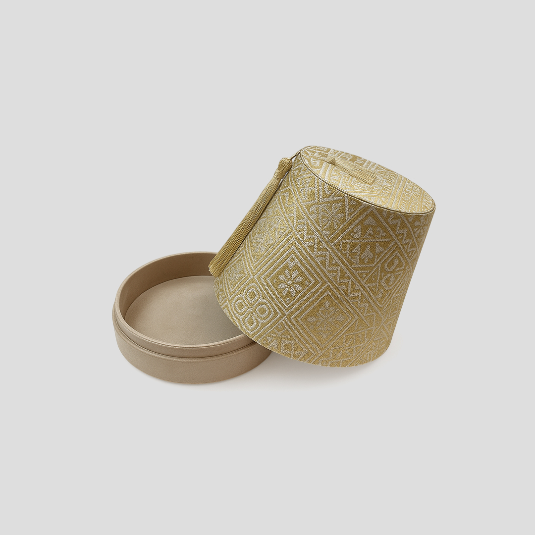 Coffret Gourmand Artisanal Coffret tarbouch marocain artisanal doré avec motifs traditionnels.