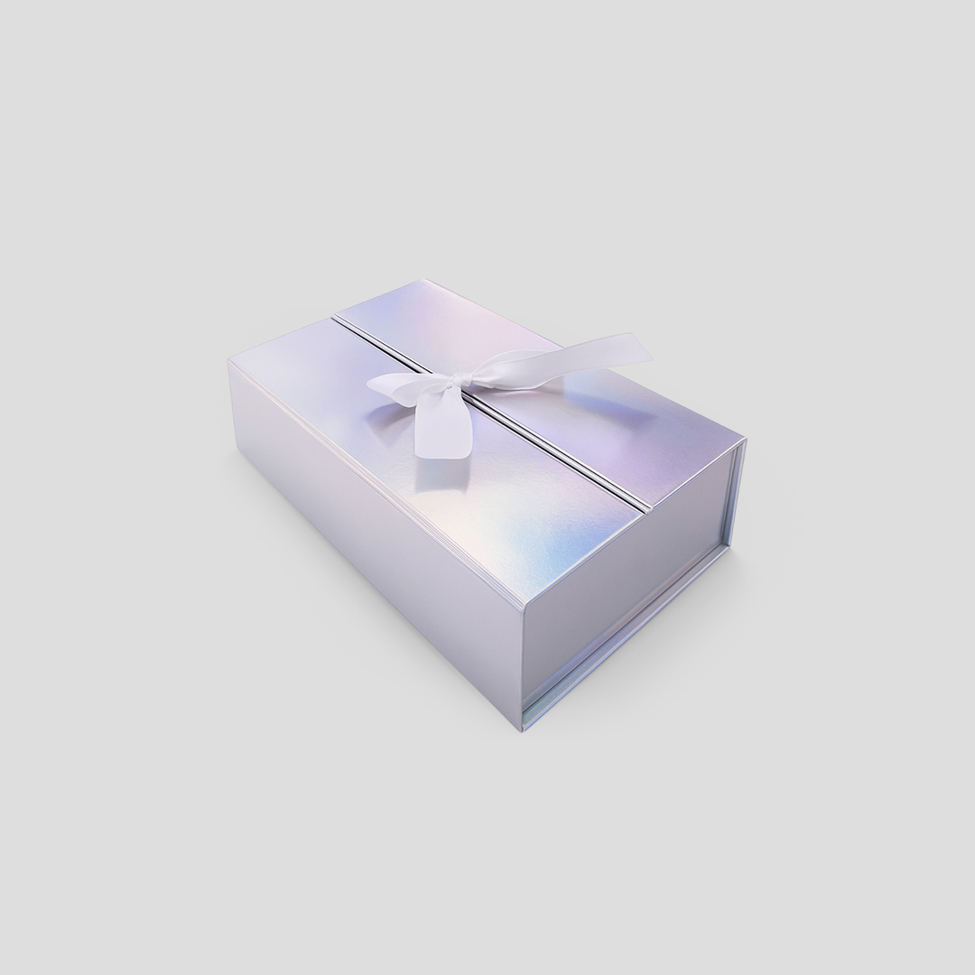 Coffret cadeau argenté avec couvercle et ruban blanc, idéal pour un présent holographique élégant et premium.