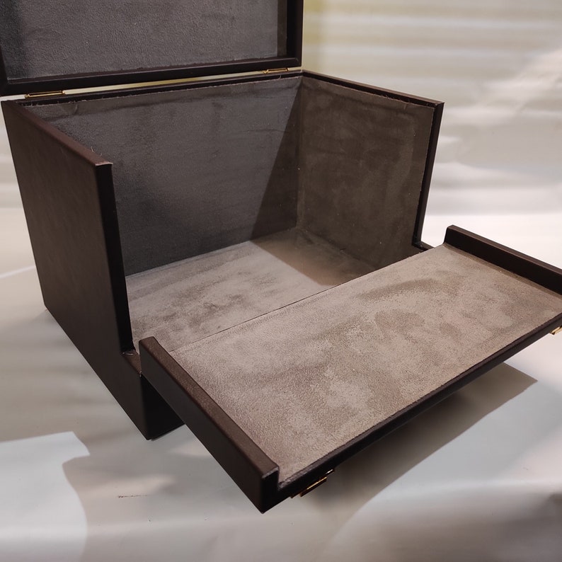 Boîte de rangement élégante en cuir marron Alcantara, parfaite comme coffret cadeau haut de gamme pour homme ou rangement de bureau raffiné.