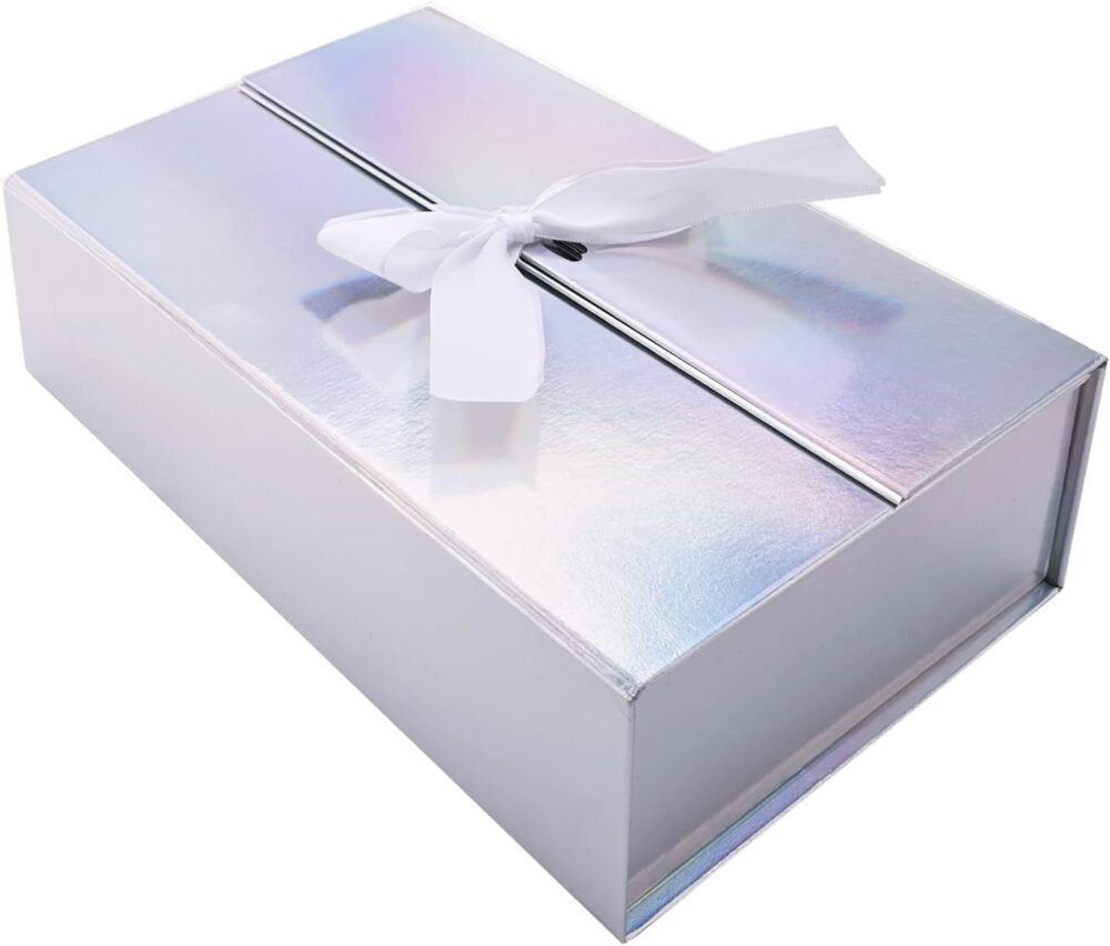 Coffret cadeau argenté avec couvercle et ruban blanc, idéal pour un présent holographique élégant et premium.