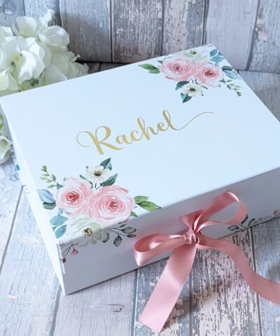 Coffret cadeau floral chic pour femme et homme avec ruban rose élégant, idéal pour mariage, Saint-Valentin, et fête des Mères.