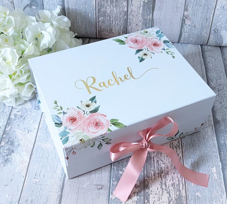 Coffret cadeau floral chic pour femme et homme avec ruban rose élégant, idéal pour mariage, Saint-Valentin, et fête des Mères.