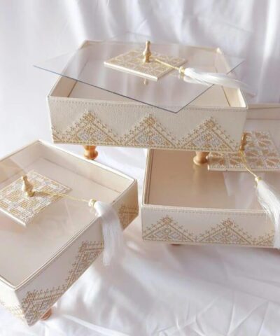 coffret cadeau unique Coffret cadeau artisanal marocain élégant pour fruits secs et chocolats Coffret fait main en matériaux haut de gamme, idéal pour offrir des fruits secs ou des chocolats. Inspiré de l'artisanat marocain, ce coffret est un cadeau parfait pour Noël, anniversaire ou entreprises souhaitant un cadeau de luxe.