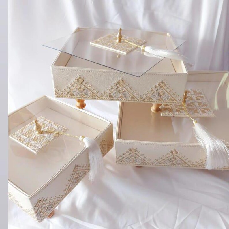 coffret cadeau unique Coffret cadeau artisanal marocain élégant pour fruits secs et chocolats Coffret fait main en matériaux haut de gamme, idéal pour offrir des fruits secs ou des chocolats. Inspiré de l'artisanat marocain, ce coffret est un cadeau parfait pour Noël, anniversaire ou entreprises souhaitant un cadeau de luxe.