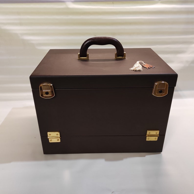 coffret en cuir Coffret cadeau homme en cuir marron, multifonctionnel, pour bijoux, accessoires et documents précieux, idéal pour bureau ou usage personnel.