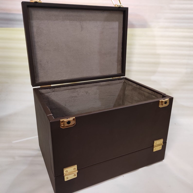 Boîte en cuir marron personnalisable avec intérieur en Alcantara, idéale comme coffret de rangement élégant pour accessoires ou bijoux.