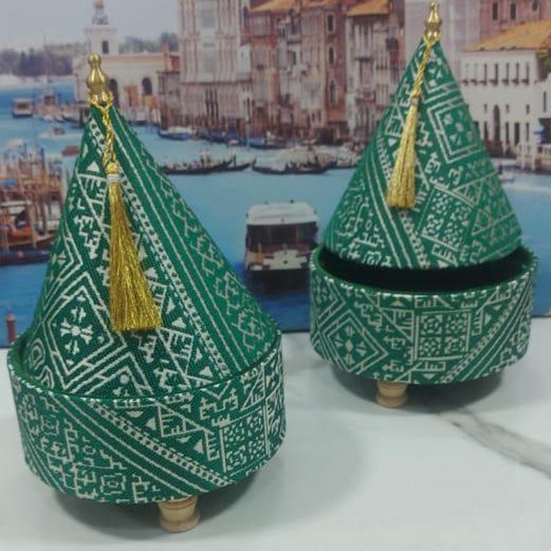 Ensemble de coffrets en artisanat marocain avec finitions dorées et motifs traditionnels.
