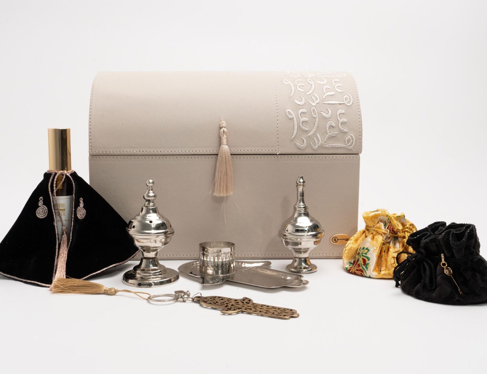 coffret cadeau personnalisée en cuir pour mariage avec calligraphie arabe Un coffret luxe mariage conçu pour offrir des souvenirs ou des bijoux dans un style unique.