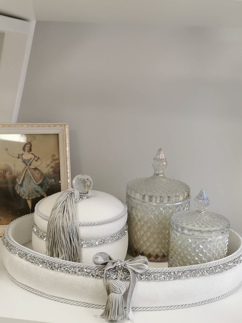 Plateau dattes mariage en velours doré avec boîte à mouchoirs assortie.
