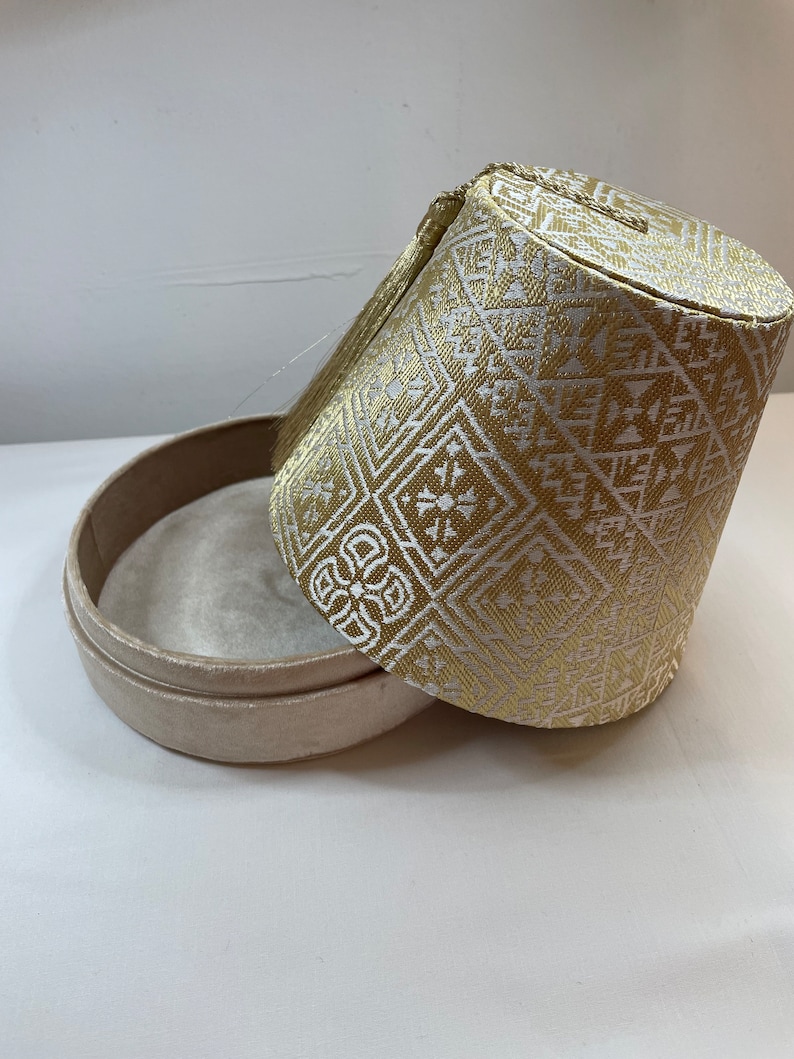 Coffret tarbouch marocain artisanal doré avec motifs traditionnels