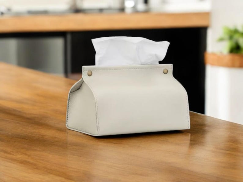 Boîte à mouchoirs cadeau personnalisée pour une décoration élégante et pratique Une boîte à mouchoirs personnalisée, idéale comme cadeau chic pour la maison ou le bureau.
