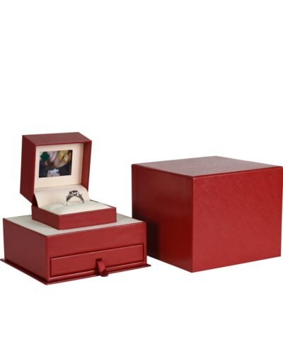 Bague de mariage femme en diamant dans une boîte élégante personnalisée