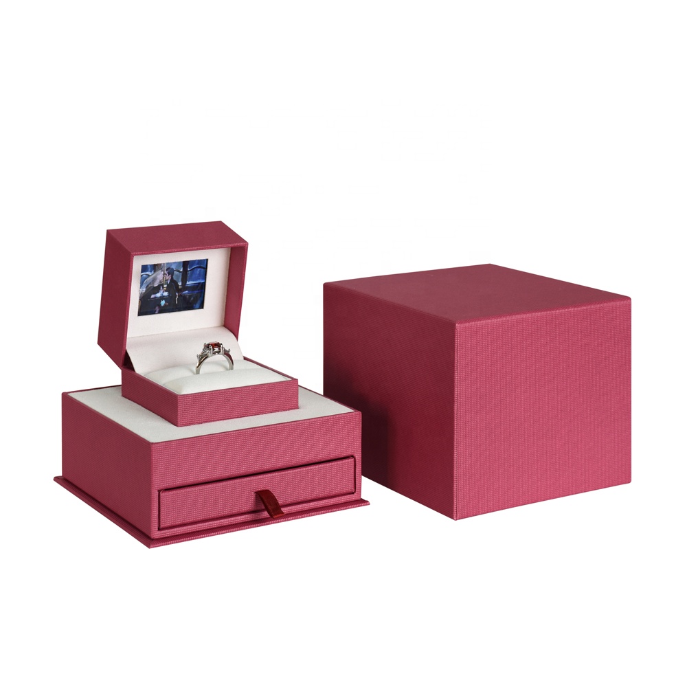 Alliance homme en or dans une boîte personnalisée pour mariage