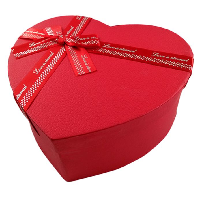Coffret cadeau chocolat en forme de cœur en carton avec finition élégante.