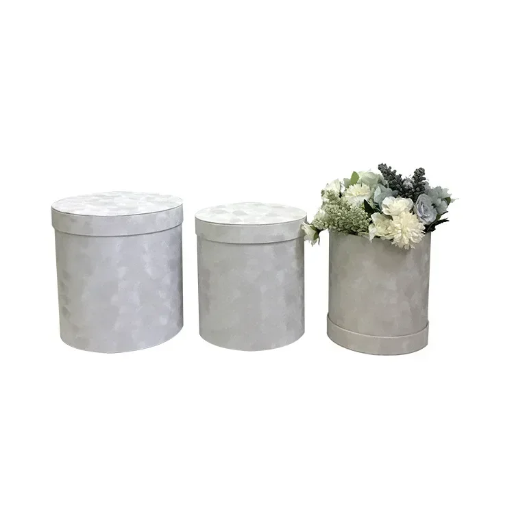Boîte de roses éternelles personnalisée pour femme, un cadeau intemporel Un coffret floral en carton luxueux contenant des fleurs éternelles pour marquer les moments précieux.