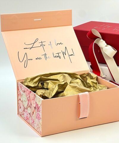 Coffret Cadeau Personnalisable Coffret cadeau femme élégant en rouge, idéal pour les fêtes des mères, mariages et occasions spéciales, avec un design luxe et personnalisé.