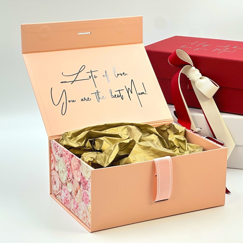 Coffret cadeau femme élégant en rouge, idéal pour les fêtes des mères, mariages et occasions spéciales, avec un design luxe et personnalisé.