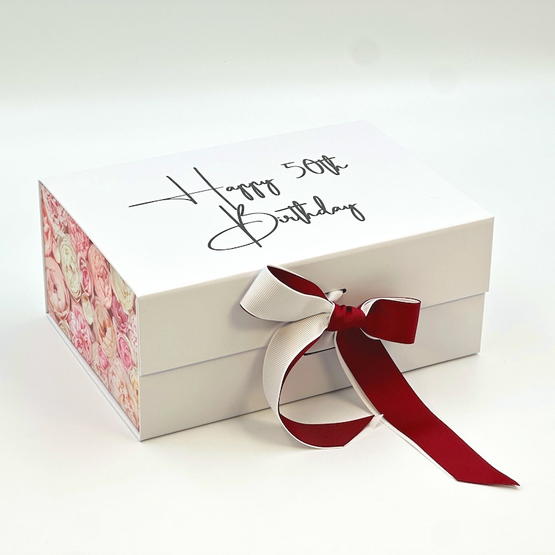 Coffret cadeau rouge avec ruban, parfait pour mariages, fêtes des mères ou cadeaux personnalisés pour femmes.