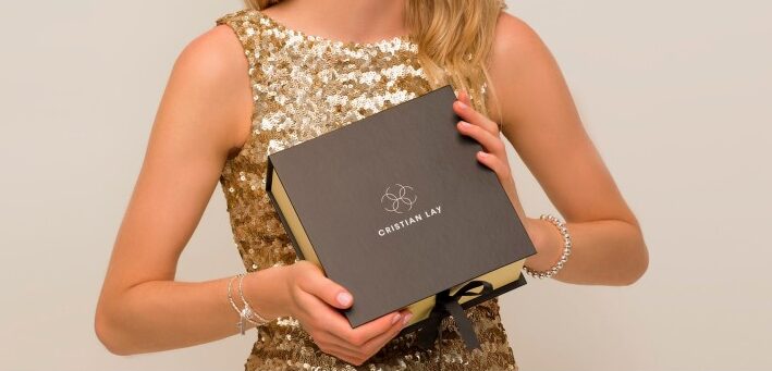 Coffret cadeau cosmétique en carton, idéal pour un coffret soin visage naturel bio, un coffret maquillage bio ou un coffret cosmétique homme.