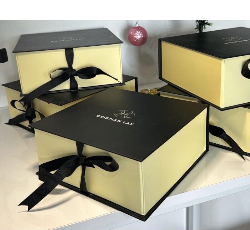 Coffret cosmétique bio pour homme et femme, parfait pour des produits de beauté naturels, soins visage bio et maquillage bio dans une boîte chic.