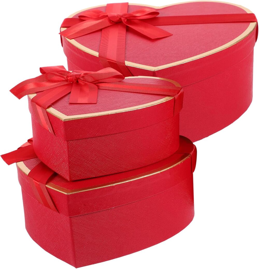 Coffret cadeau en forme de cœur avec design décoratif et romantique.