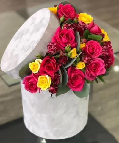Boîte de fleur d’amour pour femme avec roses éternelles en coffret élégant Une boîte de roses éternelles personnalisée, parfaite comme cadeau romantique ou décoration chic