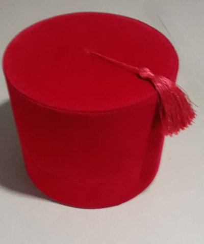 Coffret chocolat praliné rond avec assortiment de chocolats artisanaux pour un cadeau de luxe et personnalisé.