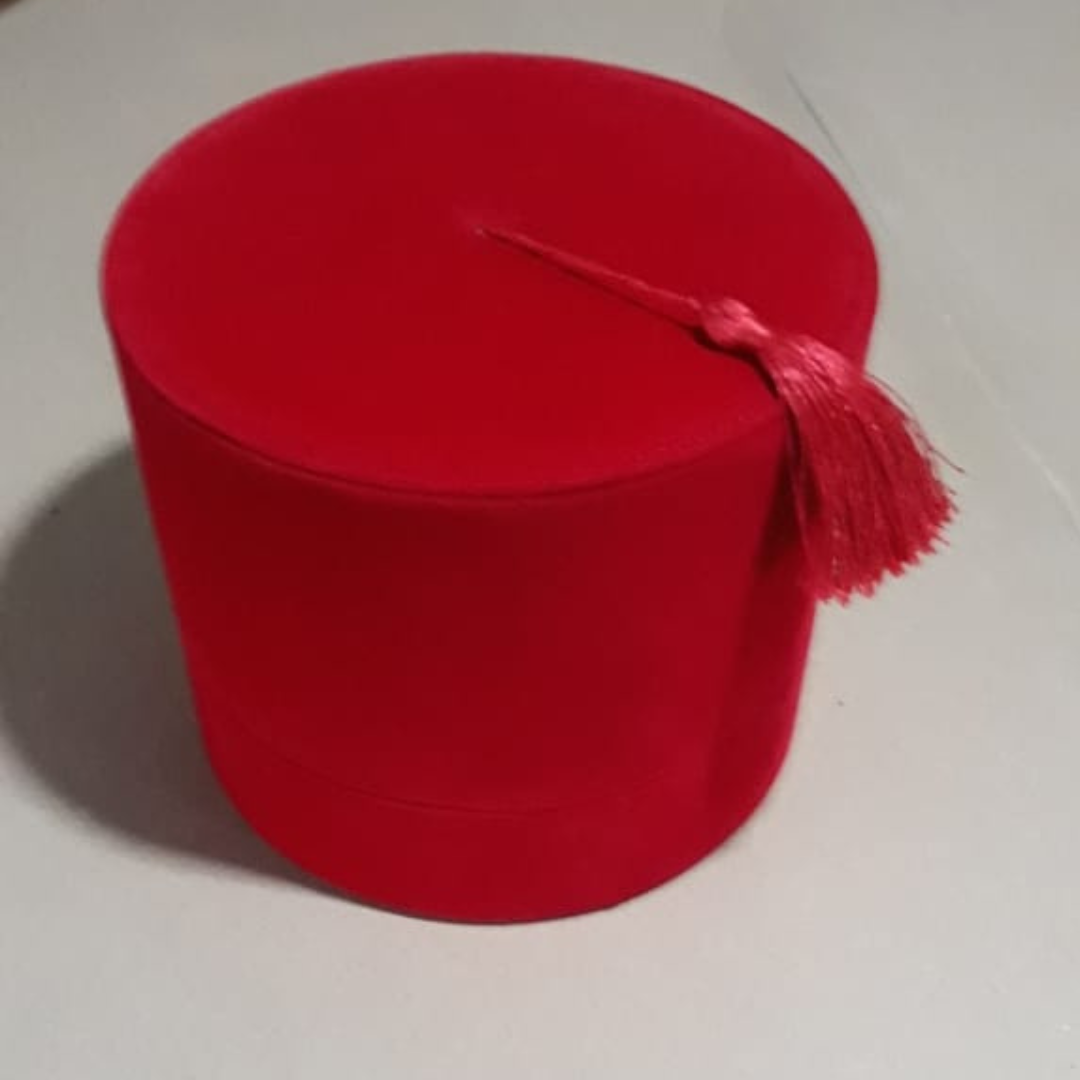 Coffret chocolat praliné rond avec assortiment de chocolats artisanaux pour un cadeau de luxe et personnalisé.