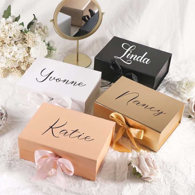 Assortiment de packaging personnalisé au Maroc, incluant des coffrets de luxe pour cosmétiques et bijoux avec des finitions et logos de marque.