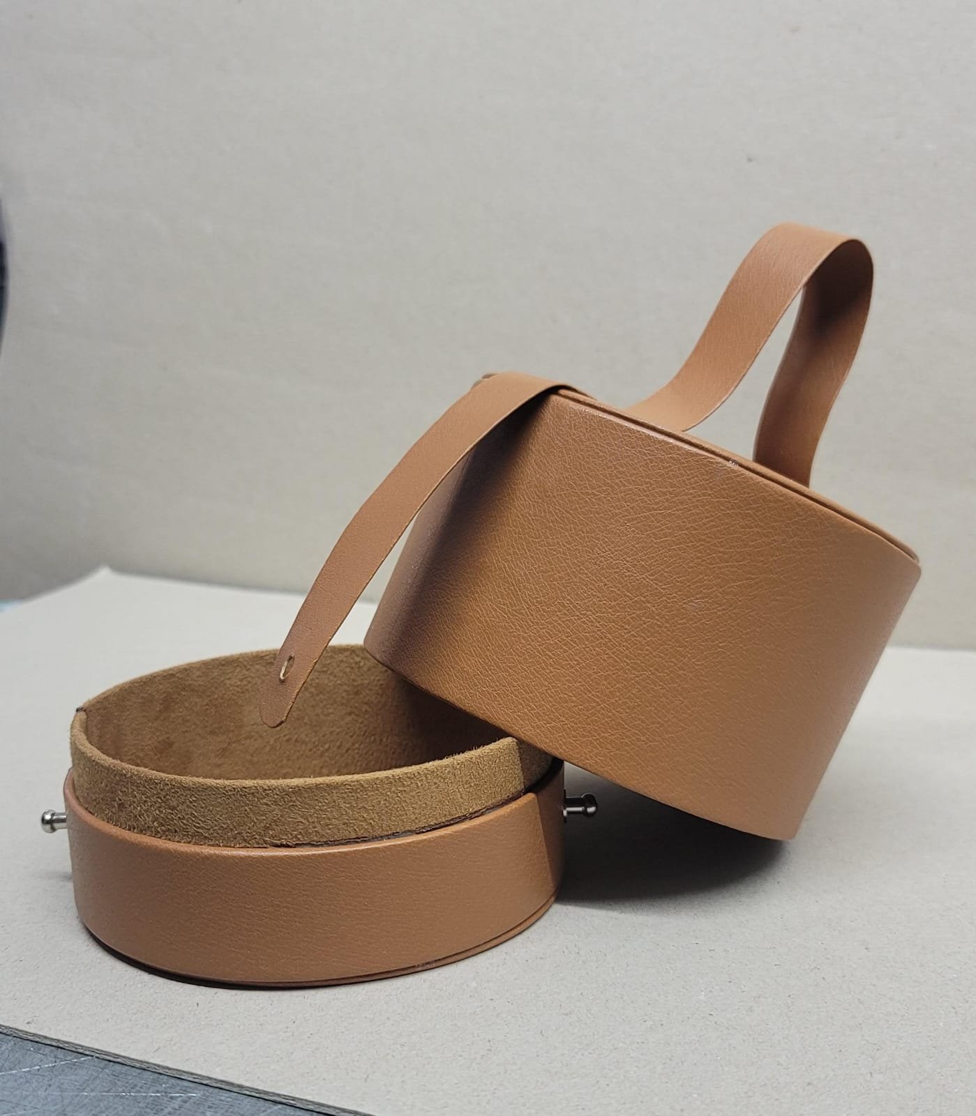 Coffret rond simili cuir marron ouvert, idéal comme boîte de rangement élégante pour bijoux et petits accessoires, ou comme coffret cadeau personnalisable.