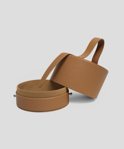 Coffret rond simili cuir marron ouvert, idéal comme boîte de rangement élégante pour bijoux et petits accessoires, ou comme coffret cadeau personnalisable.