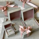 Coffrets à bijoux ouverts, présentant des colliers et une bague. Prêt pour la personnalisation pour les marques