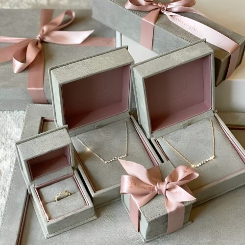 Coffret à Bijoux Personnalisé Coffrets à bijoux ouverts, présentant des colliers et une bague. Prêt pour la personnalisation pour les marques