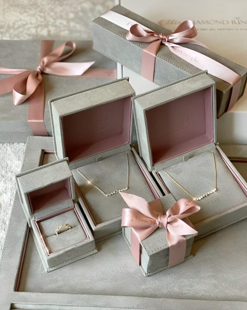 Coffrets à bijoux ouverts, présentant des colliers et une bague. Prêt pour la personnalisation pour les marques