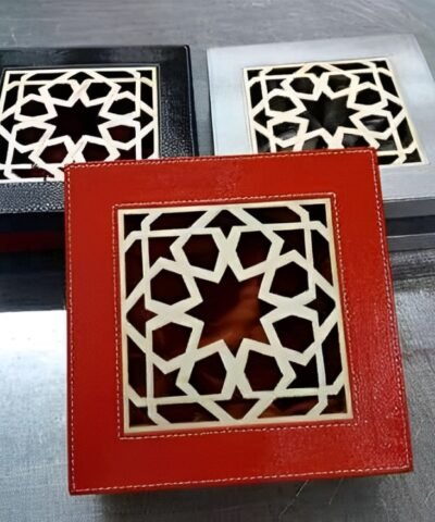 Coffret artisanal marocain en simili cuir, une pièce unique idéale comme coffret cadeau artisanal pour femme ou homme.