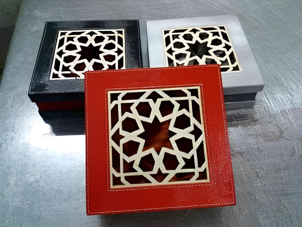 Coffret artisanal marocain en simili cuir, une pièce unique idéale comme coffret cadeau artisanal pour femme ou homme.